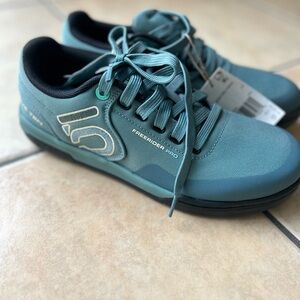 Women’s Adidas Teal Athletic Shoes size 8.5